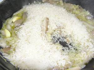A�adiendo el arroz 