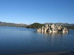 Isla de cuarcita en el embalse de Puerto Pea, Badajoz