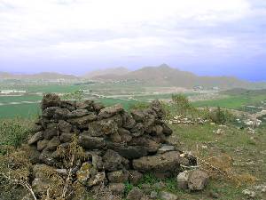 No es una chimenea volcnica, es un puesto para la caza con reclamo de la perdiz. La erupcin de hace unos dos millones de aos es actualmente un relieve visitado por estas bellas aves