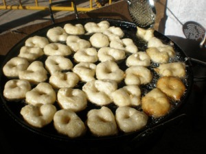 Bu�uelos. Freirlos en abundante aceite