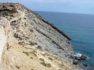 Vista del afloramiento volcnico riodactico desde la cima de La Carolina. De color amarillento los materiales plio-pleistocenos en contacto con los niveles de piroclastos y las coladas de lava