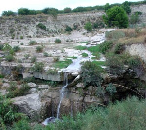 Cascada en las inmediaciones de Molinicos. En la mitad inferior se observan los depsitos detrticos de tormenta, sobre los que discurre el ro, en la superior margas producto de una transgresin