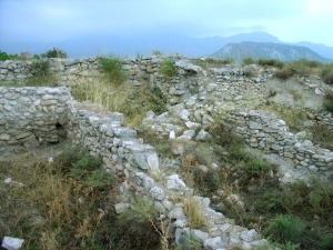 Diversidad geolgica e historia se entrelazan en Bolvonegro. El poblado ibrico de Los Molinicos se erigi aqu por la gratitud de la Gea hacia el ser humano 