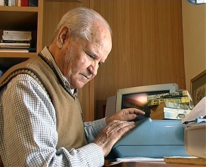 Francisco S�nchez Bautista con su m�quina de escribir