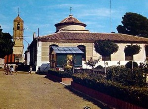 Vista de la iglesia y del ayuntamiento