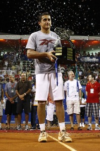 Nicols Almagro recibe el trofeo de campen del Abierto de Brasil disputado en Costa do Sauipe (Brasil) en 2011