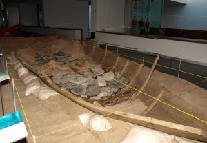 MNAS ARQVA Cartagena. Reconstruccin del Mazarrn 2 en resina durante un momento de la excavacin de su cargamento en el ao 2000 