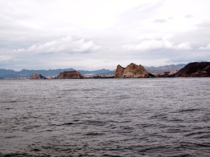 Arribando a guilas desde Cabo Cope. Sucesin de islotes desde Isla del Fraile 