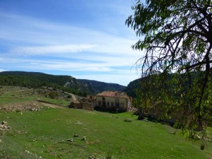 En primavera el valle de Hondares no relaja, se llena de color verde. Cortijo de Hondares de abajo. Al fondo los cerros dolomticos.   [Hondares]