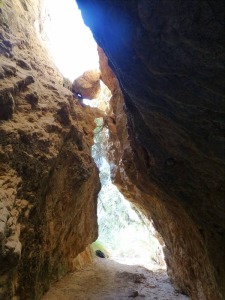 Un bloque enganchado entre las paredes de una grieta generada por la inclinacin de un bloque de areniscas paleocenas. 