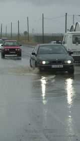 Tr�fico y coches durante la lluvia