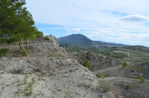 La superficie de la cima norte es muy pedregosa por las disyunciones columnares de la roca