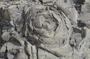 Bonito diaclasado en forma de cebolla, tpico de las rocas gneas