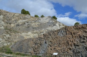 Tras el cierre de la escombrera que colmat parte del socavn de la cantera, este lugar de inters geolgico se ha acondicionado para su visita