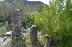 Columnas lamproticas en el jardn de la entrada del restaurante anexo al volcn de Calasparra