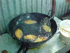 Elaboraci�n de Paparajotes en la Barraca de la Pe�a Huertana El Botijo 