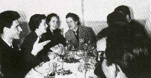 Mar�a entre Carmen Conde y Pepita S�ez en un Congreso 