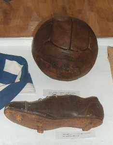 Bota y bal�n de los a�os 50 