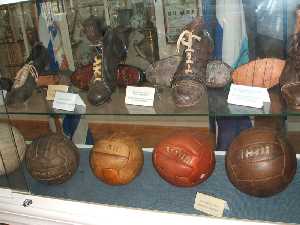 Botas y balones de diversas �pocas [�guilas_Museo F�tbol]