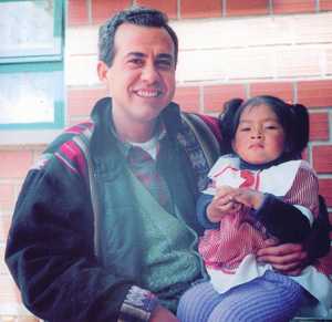 Imagen del Padre Pepe con una ni�o de El Alto [Blanca_Jos� Fuentes]
