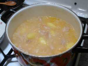 Al mondongo y garbanzos se a�aden las patatas 