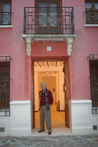 Campillo, en la puerta del Museo [Ceut�_Antonio Campillo] 