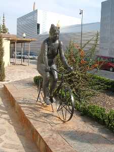 'La Ciclista', de Antonio Campillo [Ceut�_Museo Aire Libre]