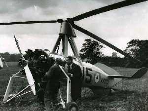 Juan de la Cierva con su Autogiro "C-30". La tecnolog�a con la que logr� llegar a este aparato, le permiti� el primer despegue vertical de la Historia de una nave de Alas Giratorias