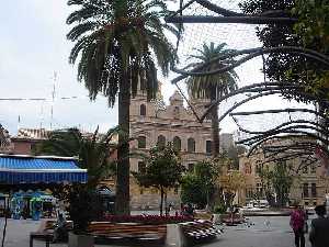 En medio de Parques y jardines.Plaza de Santo Domingo 