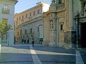 Uno de los extremos de la Plaza del Cardenal Belluga 