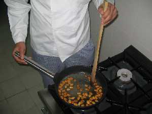 A�adir las almendras al almibar 