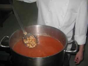 A�adir a los callos cocidos, el sofrito y los garbanzos 