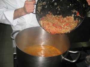 A�adir el sofrito al agua 