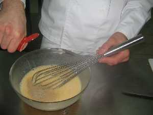 A�adir la pimienta blanca y el bonito picado 