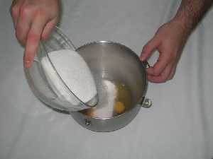 A�adir el azucar y montar 