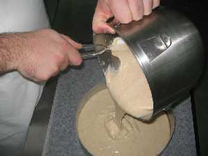 echar la mezcla sobre el molde 