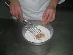 A�adir los huevos y mezclar 