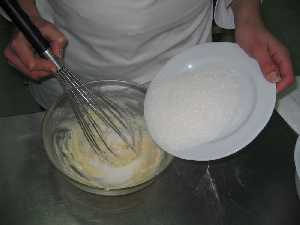 Aadir el azucar a la mezcla de manteca y huevos 