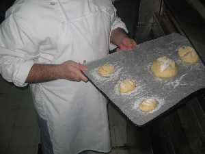 Dar la forma a la masa, poner en horno, a�adir azucar 