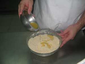 A�adir zumo de naranja, seguidamente el agua con el an�s y amasar 