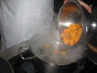 Cuando empiece a hervir el alm�bar, a�adir las frutas 