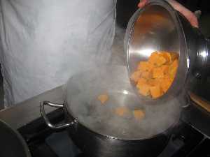 Cuando empiece a hervir el alm�bar, a�adir las frutas 