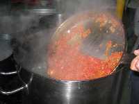 A�adir el sofrito a la cocci�n de los garbanzos y los callos 