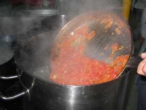 A�adir el sofrito a la cocci�n de los garbanzos y los callos 