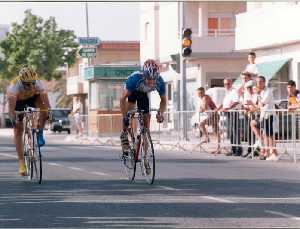 Jess Buenda, gana al sprint a Pedro Luis Castillo