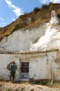 Eltono interviene en el entorno de casa-cueva.