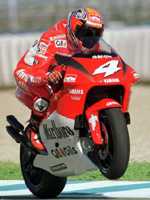 Moto en plena carrera oficial