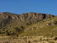 Relieves prebticos del sureste de Jumilla. En primer plano, a la derecha, margas y areniscas marinas del Cretcico inferior de la Loma de Sopalmo