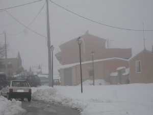 Nieve acumulada en una calle de El Sabinar