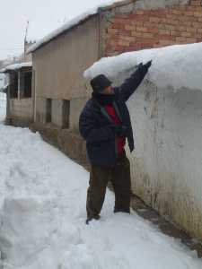 Cogiendo nieve de un tejado